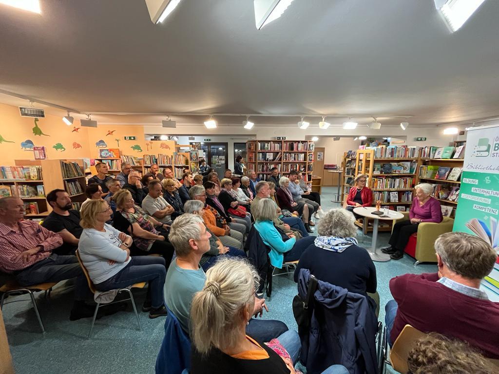 Dr Lucia Heilman in der Bibliothek Hitzendorf