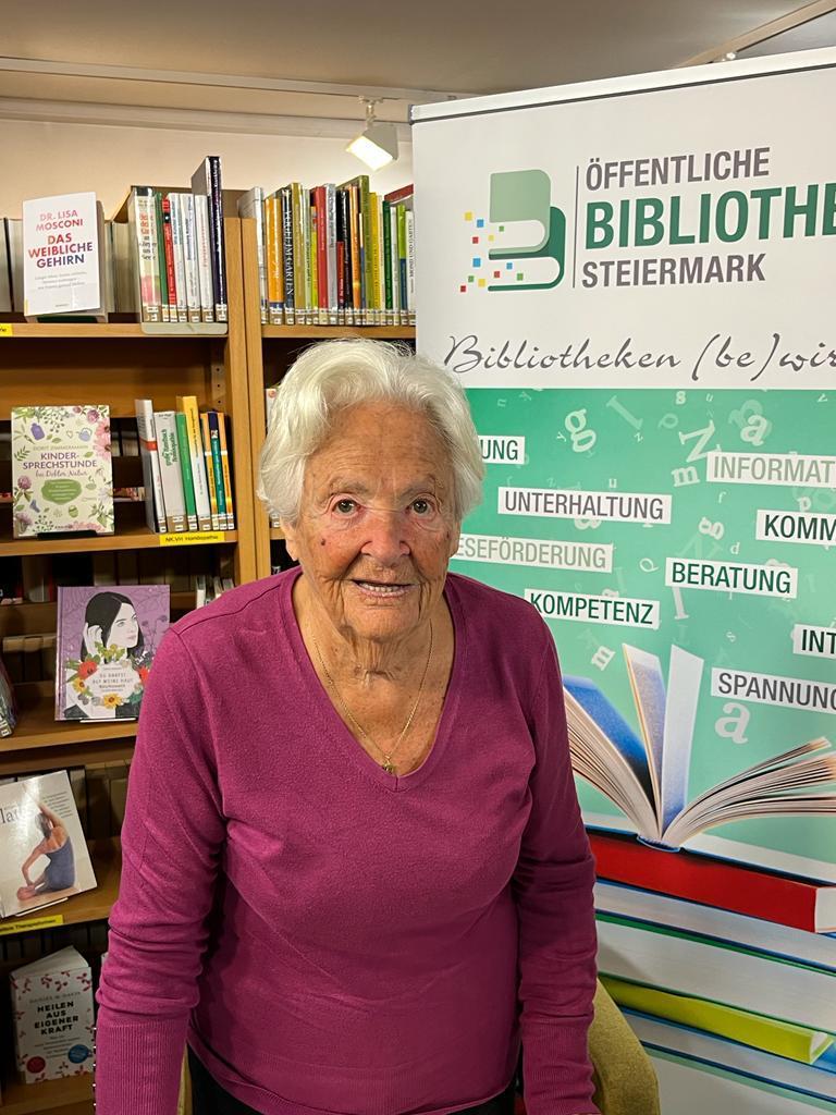 Dr Lucia Heilman in der Bibliothek Hitzendorf