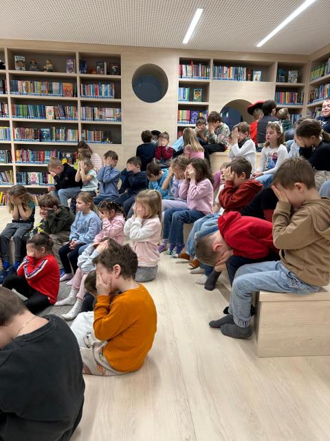 Lena Raubaum und Nadine Kappacher in der Bibliothek Hitzendorf