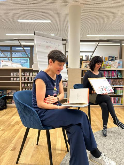 Lena Raubaum und Nadine Kappacher in der Bibliothek Hitzendorf