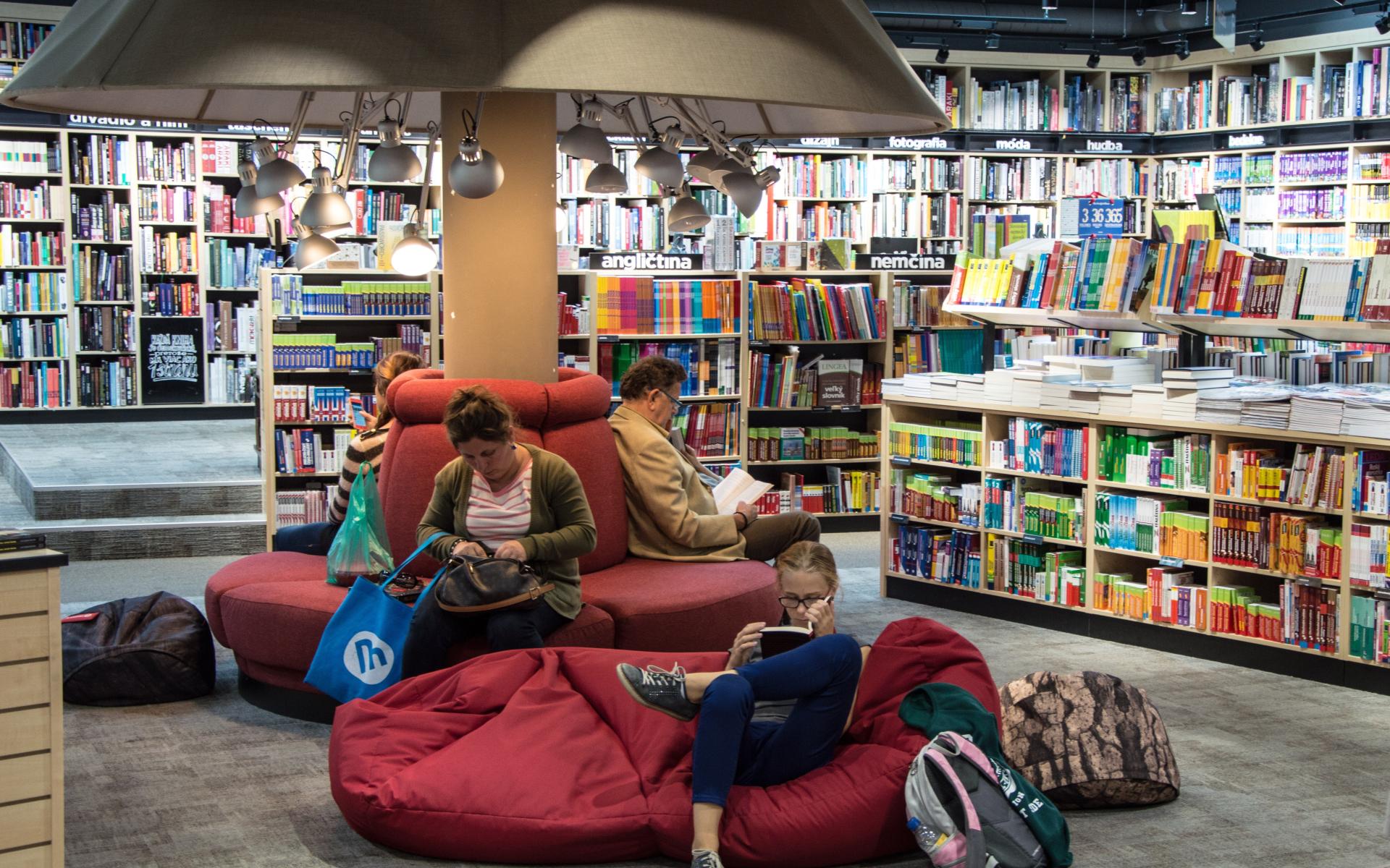 Menschen lesend in einer Bibliothek