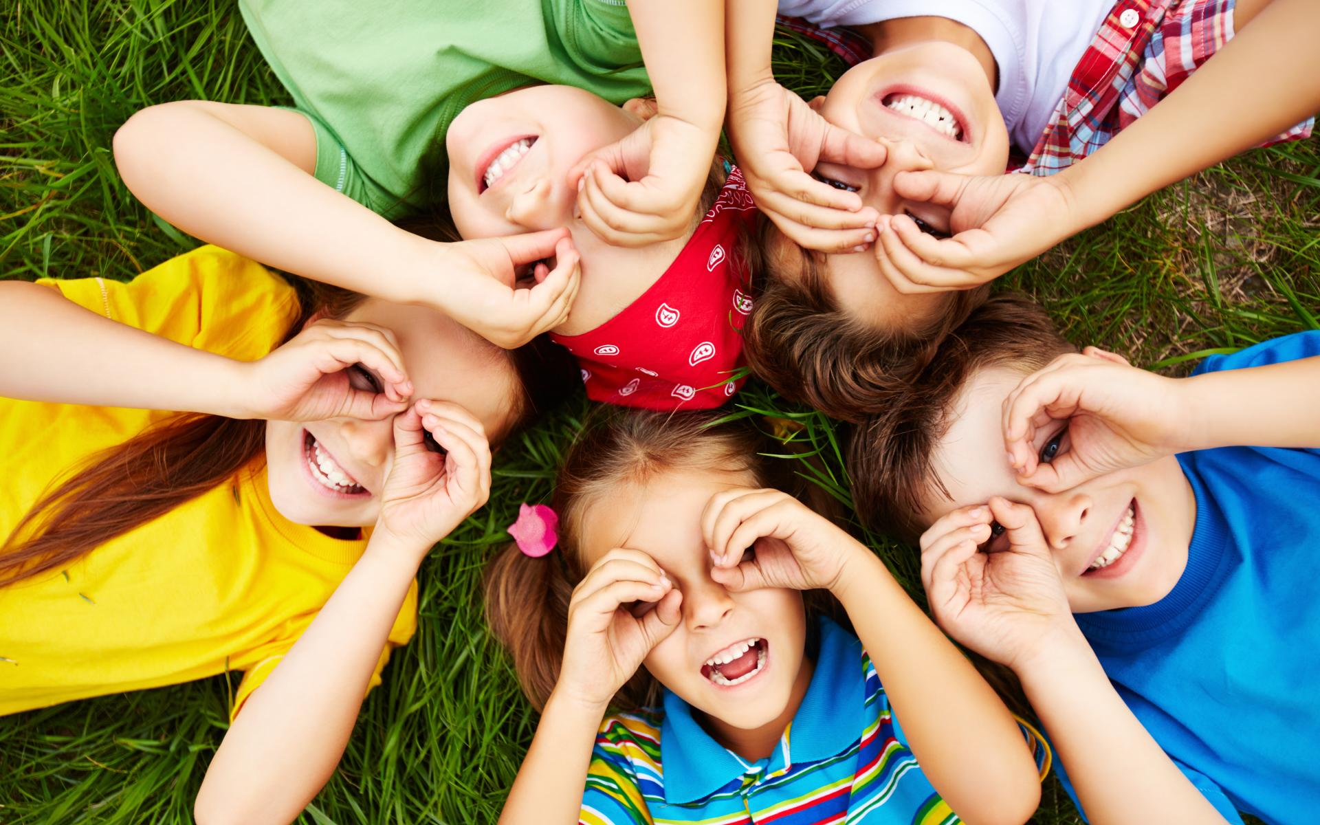 Kinder spielen auf dem Rasen