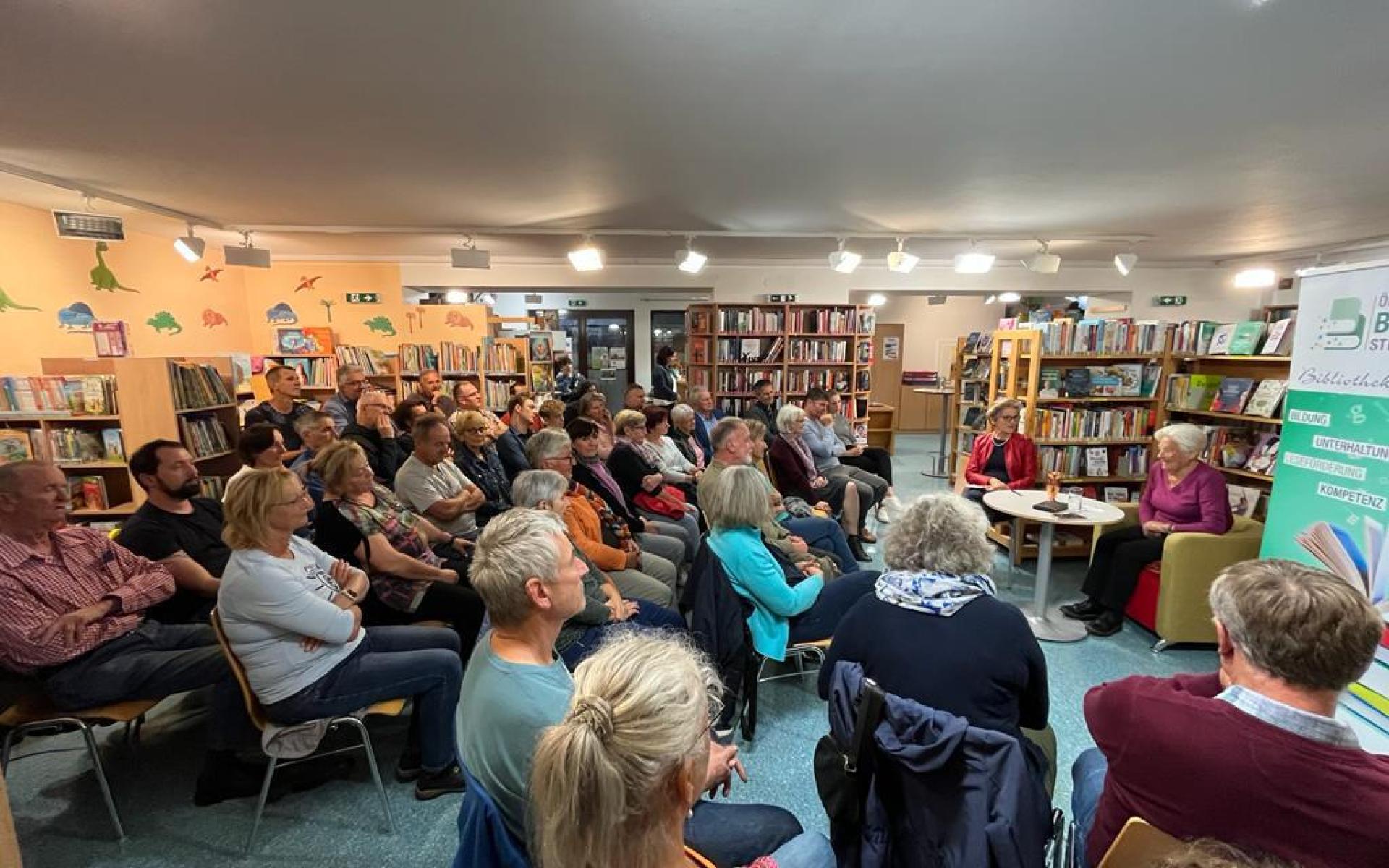 Dr Lucia Heilman in der Bibliothek Hitzendorf